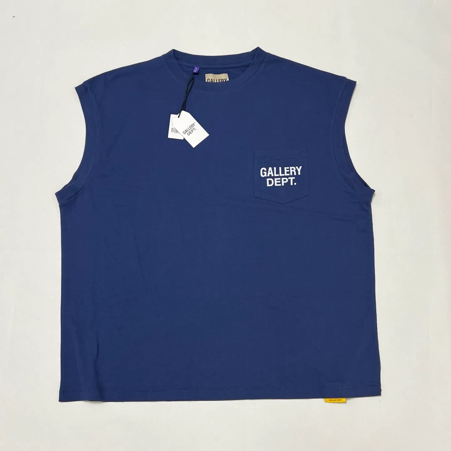 GALLERY DEPT. AUGI SLEEVELESS TEE/VINTAGE BLACK/NAVY/WHT English pocket sleeveless vest TEE Washed black/navy blue/white S-XL Same as the original version Super comfortable summer brushed lightweight material No sense of comfort on the upper body Loose and crisp fit Comfortable and breathable